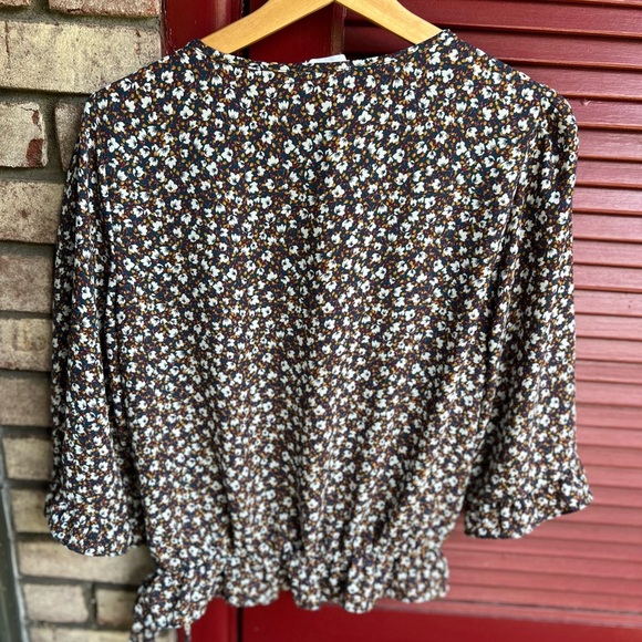 Women’s Sienna Sky Large Floral V-Neck Top - Picture 8 of 10